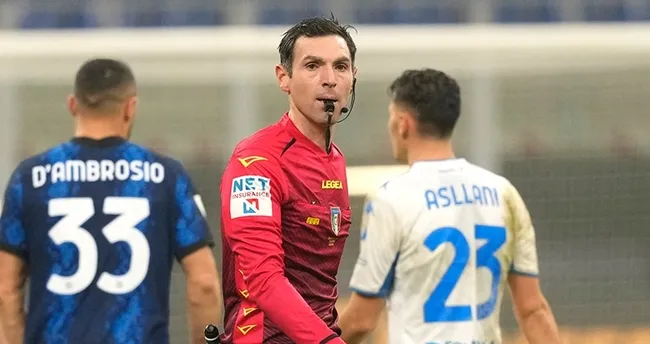 Son dakika: Kadın yardımcısının elini sıkmayan hakeme 1 maç ceza! Son dakika: Kadın yardımcısının elini sıkmayan hakeme 1 maç ceza!