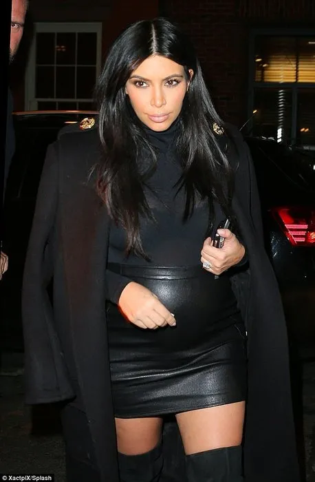 Kim Kardashian hamile modasını abarttı!