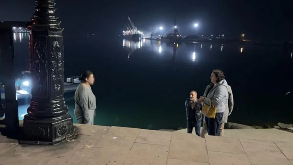 20 yaşındaki genç kız denize atlamak istedi: Anne-babasının iknasıyla vazgeçti! 20 yaşındaki genç kız denize atlamak istedi: Anne-babasının iknasıyla vazgeçti!