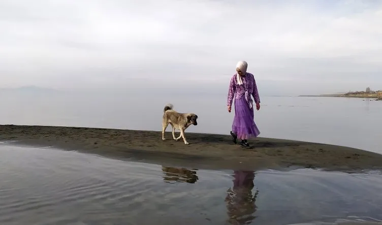 İnanılmaz görüntüler: Van Gölü’nün üzerinde yürüdüler!