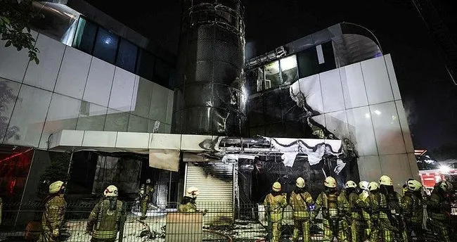 Zeytinburnu'nda teknoloji mağazası alev alev yandı