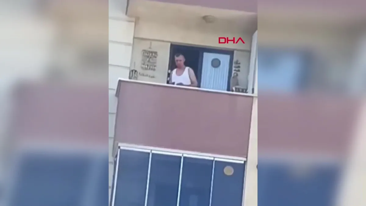 Pendik’te balkonda silah şarjörüne mermi dolduran şüpheli yakalandı | Video videosunu izle Pendik’te balkonda silah şarjörüne mermi dolduran şüpheli yakalandı | Video videosunu izle