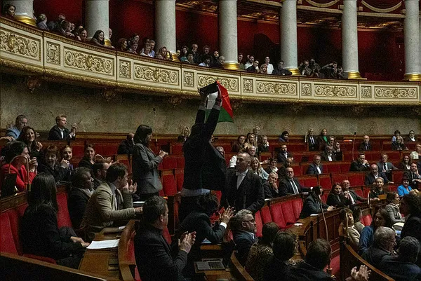 Fransa'nın Filistin rahatsızlığı! Destek bayrağı açan milletvekiline men cezası - Resim : 1