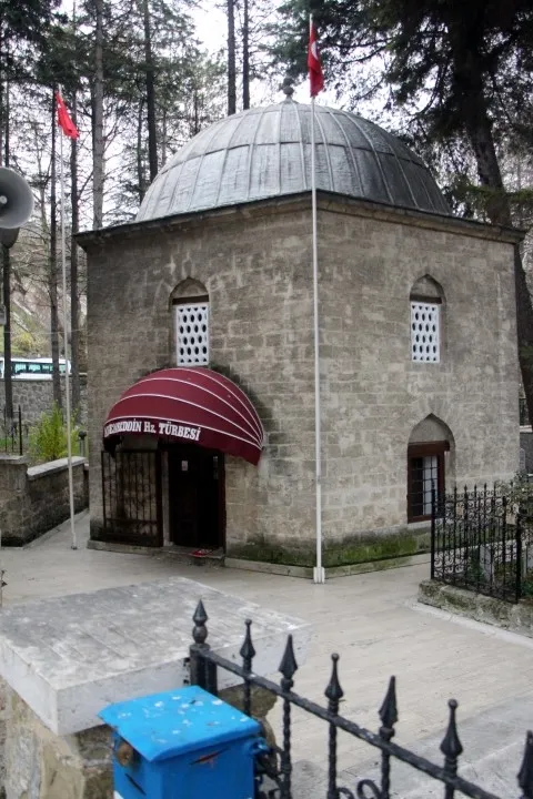 Türbede tepki çeken görüntü: Fransız tentesi...