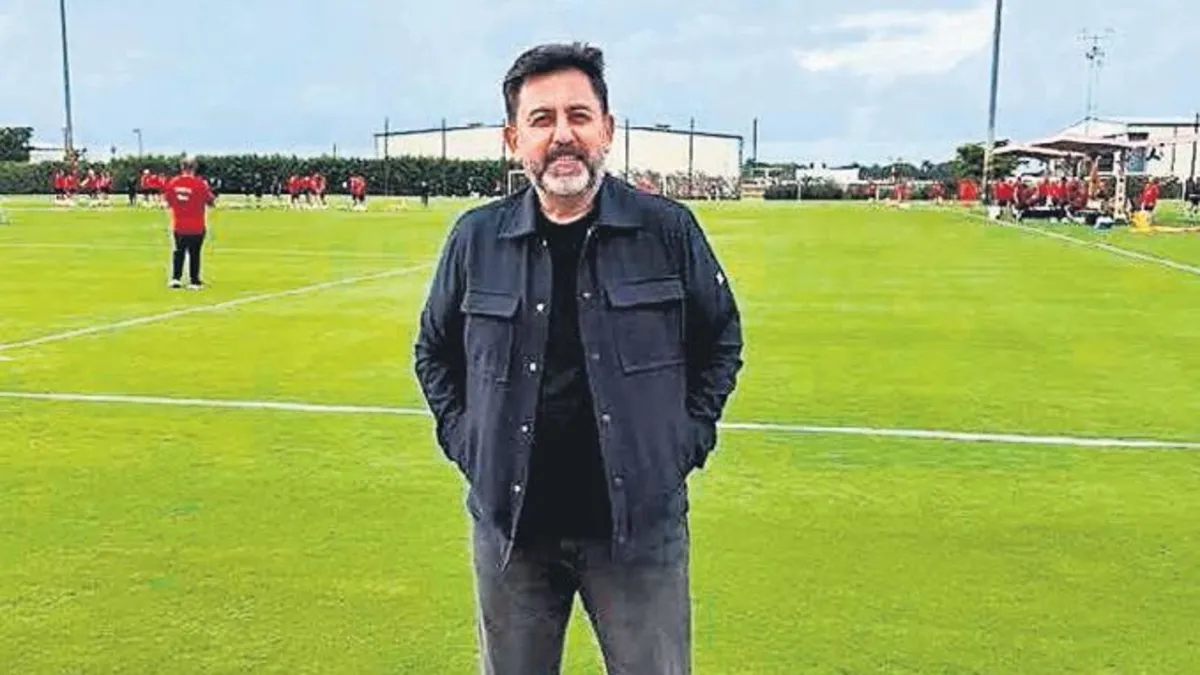 Milli takım futbolcuları sahada mücadele ederken