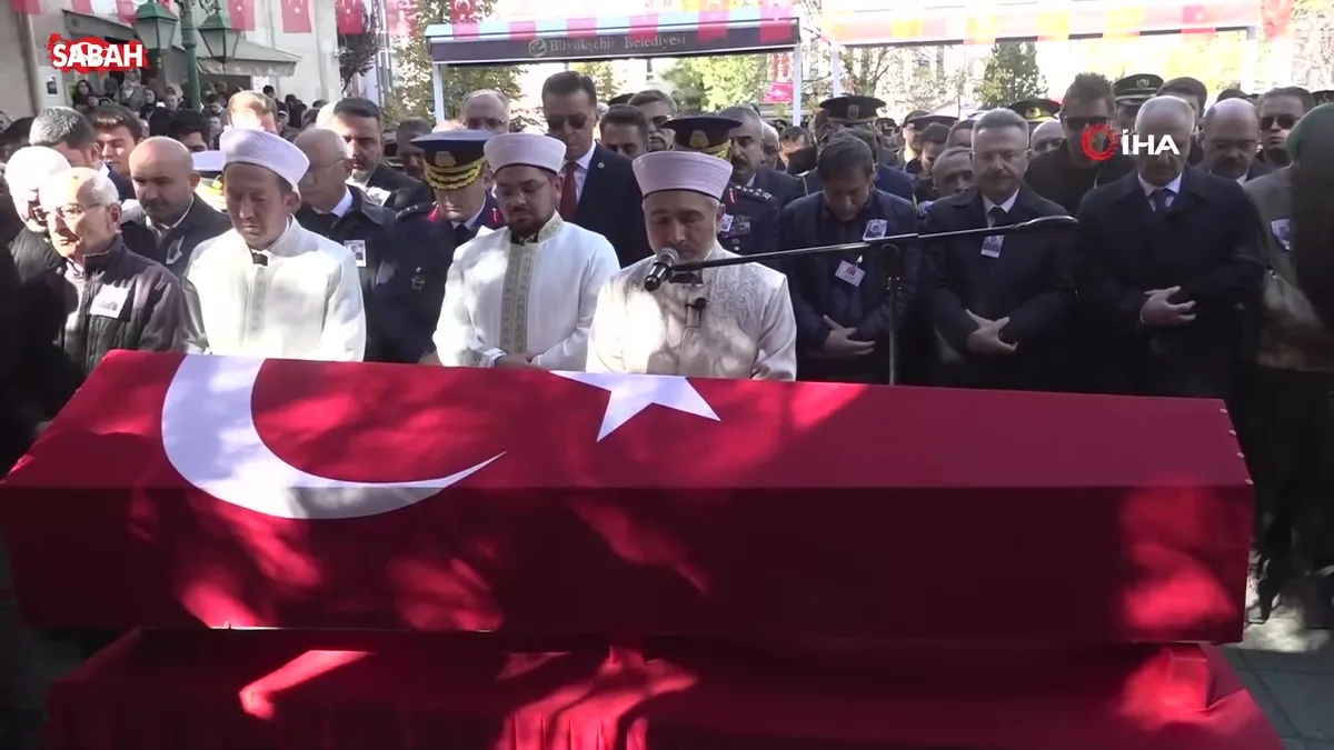 Eskişehirli Şehit Üsteğmen Emre Mercan dualarla son yolculuğuna uğurlandı videosunu izle Eskişehirli Şehit Üsteğmen Emre Mercan dualarla son yolculuğuna uğurlandı videosunu izle