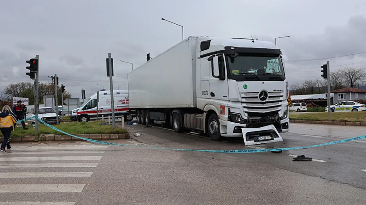 Annesinin kucağından yola savruldu: 10 aylık bebek feci şekilde can verdi! Annesinin kucağından yola savruldu: 10 aylık bebek feci şekilde can verdi!