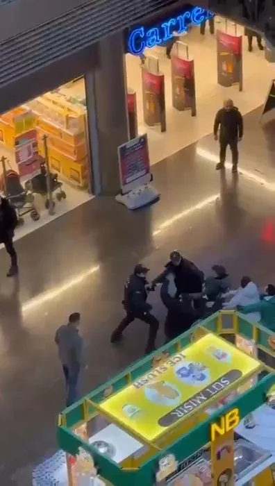 AVM’de güvenlik görevlileri ile iki kişi arasında kavga! Tekme, yumruk, sandalye ve cop havada uçuştu