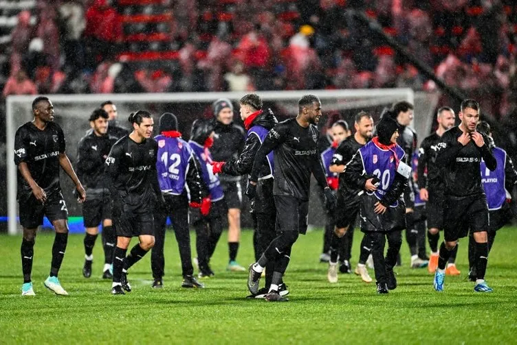 Son dakika haberi: Beşiktaş’a soğuk duş! Pendikspor 3 puanı 4 golle aldı