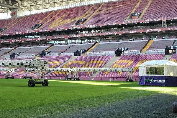 Galatasaray hibrit çime geçti