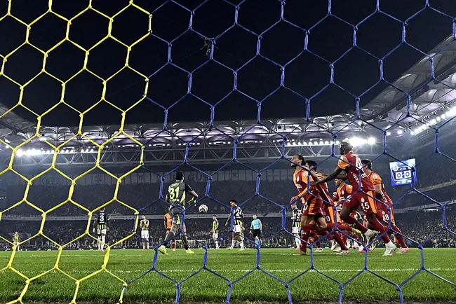 son-dakika-haberi-fenerbahce-galatasaray-derbisinde-kazanan-yok-1764617655342.jpeg