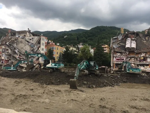 İş makineleri AFAD için Ezine Çayı’nın akış yönünü değiştiriyor
