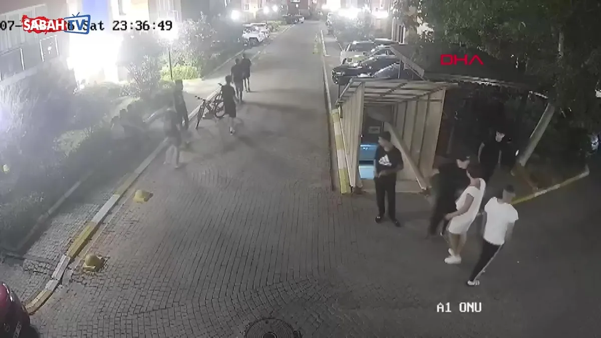 Esenyurt’ta yine bir ‘yan baktın’ kavgası! 15 yaşındaki çocuğu tekme tokat darbettiler | Video videosunu izle Esenyurt’ta yine bir ‘yan baktın’ kavgası! 15 yaşındaki çocuğu tekme tokat darbettiler | Video videosunu izle