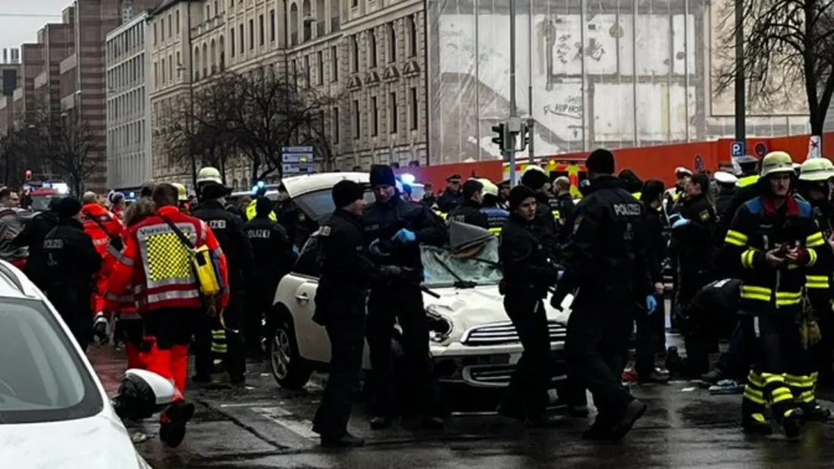 Almanya’da araç kalabalığın arasına daldı: Çok sayıda yaralı var Almanya’da araç kalabalığın arasına daldı: Çok sayıda yaralı var