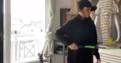 Hülya Avşar’dan karantinada tenis şov! Hülya Avşar evde de tenisten uzak duramıyor...