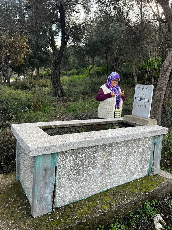chpli-datca-belediyesi-mezarligi-satti-koyluler-atalarinin-mezarlarina-sahip-cikti-1736342806649.jpg