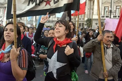 Binlerce kişi kadın cinayetlerine karşı sokakta