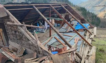 Gümüşhane’de etkili olan fırtına 16 evin çatısını uçurdu