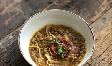 Erişteli mercimek çorbası tarifi: Tadına doyum olmayan enfes bir lezzet! Bir lokması tok tutmaya yetiyor...