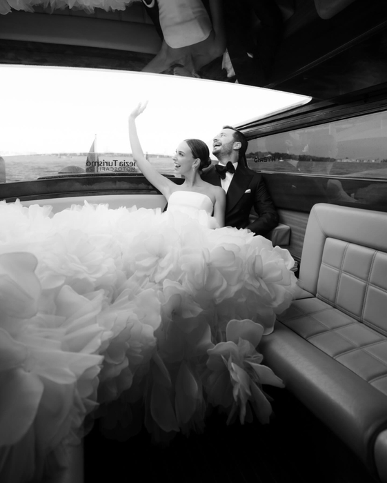 Kimi gösterişli kimi de sade... Ortak özellikleri ise hepsinin çok güzel olması! İşte ünlüler dünyasına damga vuran birbirinden güzel gelinlerin gelinlikleri!