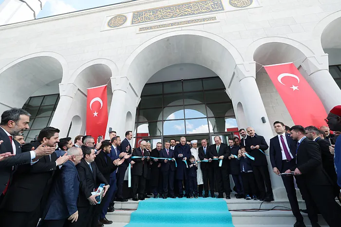 Son dakika | Başkan Erdoğan: Birileri bizleri ruh köklerimizden koparmak istese de değerlerimize sahip çıkacağız