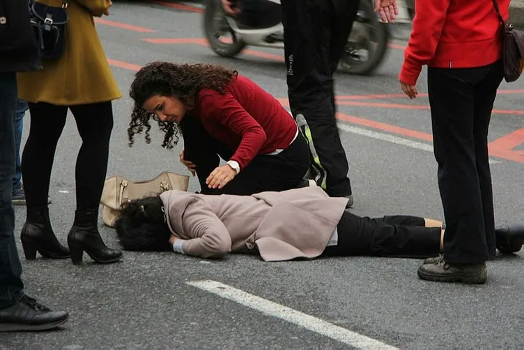 İstanbul Beşiktaş’taki yaralının yardımına ilk yardım öğretmeni koştu