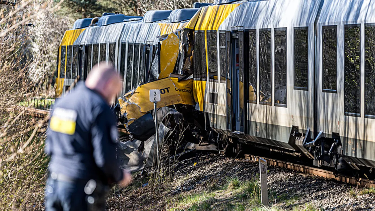 Danimarka’da iki tren kafa kafaya çarpıştı: 17 yaralı
