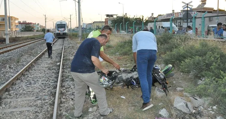Yolcu treni motosiklete çarptı