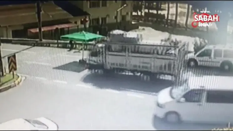 Freni boşalan kamyon kontrol noktasına böyle daldı | Video