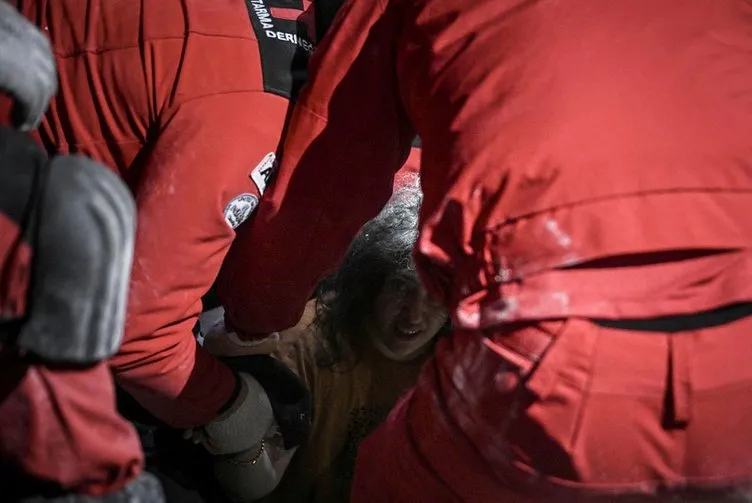 Kahramanmaraş deprem bölgesinde ağlatan anlar: 2 aylık bebek ölümünden parmağını emerek çıktı!