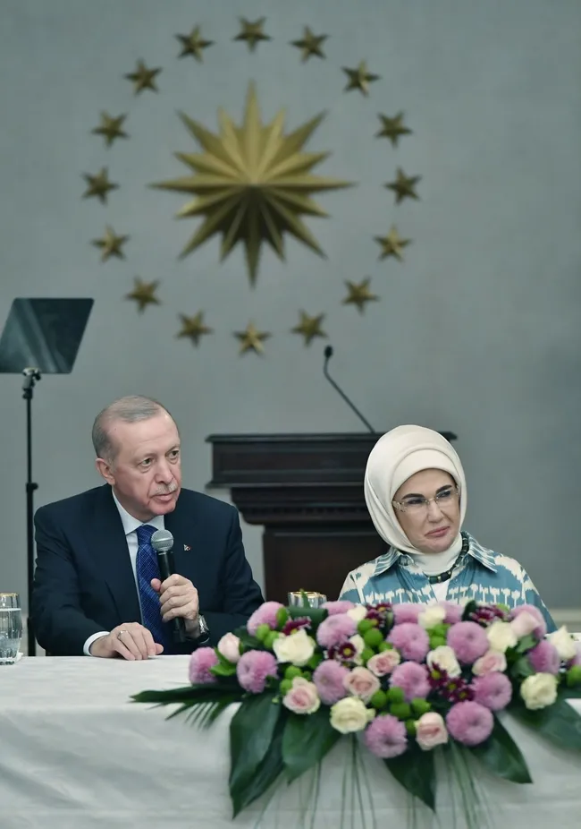 baskan-erdogandan-esi-emine-erdoganin-yaslilarla-iftarina-surpriz-ziyaret-1742324752505.jpeg