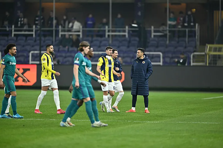 Son dakika haberi: Anderlecht maçında Fenerbahçe taraftarına çirkin saldırı! Hakem maçı durdurdu...