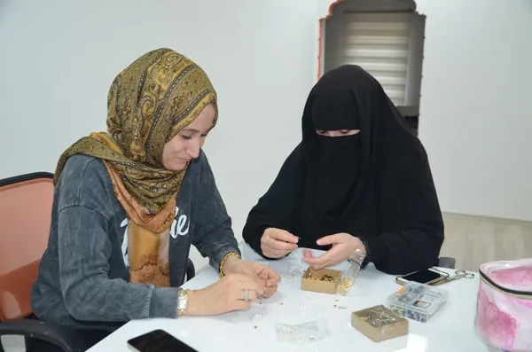 musta-kadinlar-el-sanatlari-kursunda-hem-ogreniyor-hem-de-ev-ekonomisine-katki-sagliyor-1764683342974.jpg