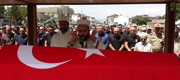 erzurumda-aci-veda-trafik-kazasinda-hayatini-kaybeden-anne-ve-ogul-topraga-verildi-1721479866527.jpg