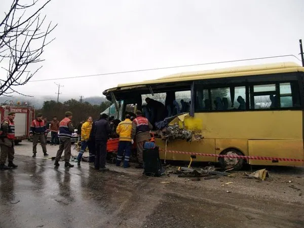 İznik'te öğrenci servisi tır ile çarpıştı