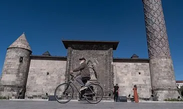 İlhami dede sağlıklı yaşamın ilhamını sunuyor! Günde 20 kilometre pedal çeviriyor... #erzurum