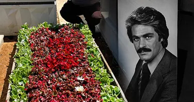 Sevenleri kabri başında toplandı! Kadir İnanır’ın mezarı çiçeklerle donatıldı...