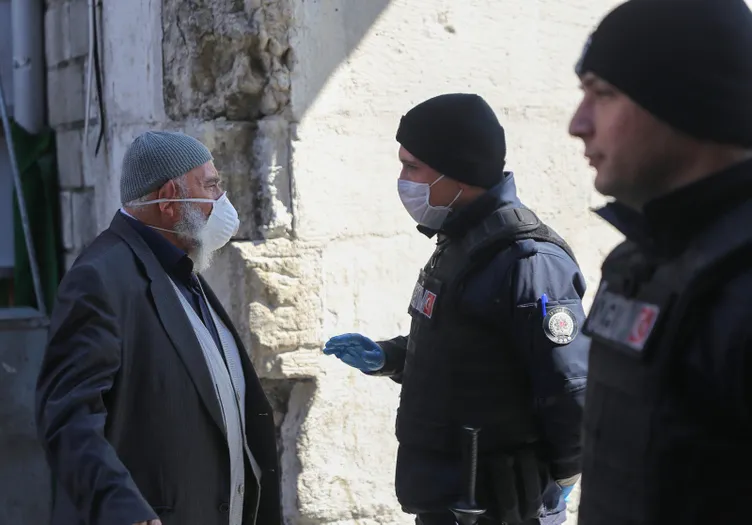 Koronavirüs tedbiriyle cuma namazında camiler bol kaldı