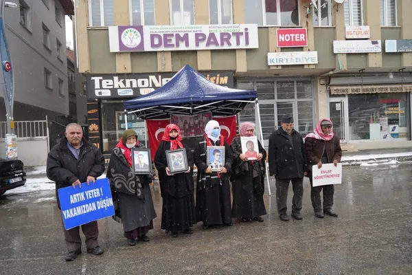 muslu-aileler-kar-altinda-evlat-nobetini-surdurdu-1739354142944.jpg