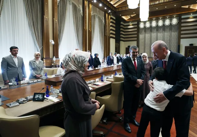 baskan-erdogan-okul-saldirisinda-hayatini-kaybeden-ogrencilerin-ailelerini-kabul-etti-1785866148133.jpg