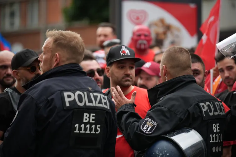 SON DAKİKA: Almanlar uslu durmuyor! Berlin’de Türk taraftarların yürüyüşü durduruldu: Bazı taraftarlar gözaltına alındı…