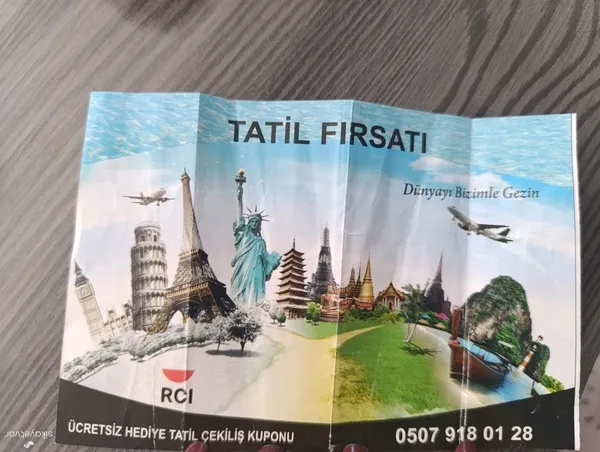 elinize-tutusturulan-brosure-dikkat-hediye-tatil-tuzagi-1763896067108.jpg