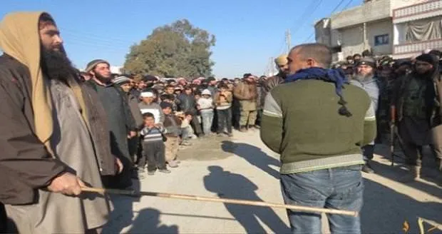 IŞİD org çalan gençleri sopadan geçirdi