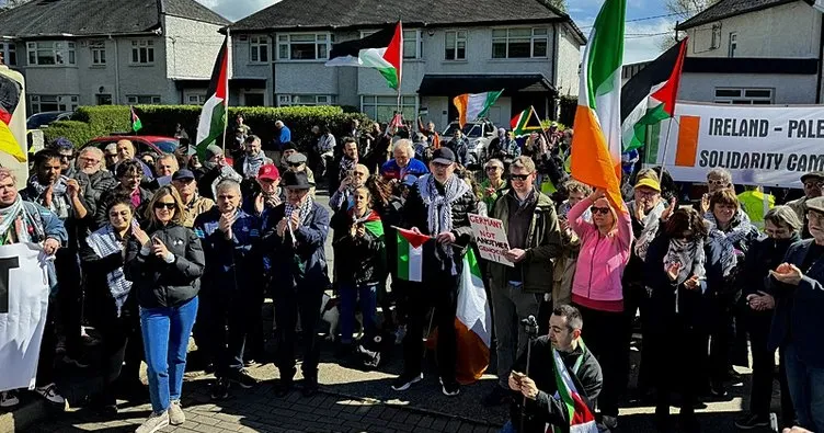 ABD ve Almanya’nın İrlanda’daki büyükelçilikleri önünde Filistin’e destek gösterisi