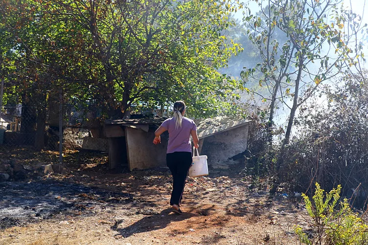 Antalya’da korkutan yangın: Gözyaşları eşliğinde yangına müdahale etmeye çalıştı!