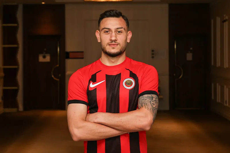 Süper Lig'de transfer rüzgarı! İşte resmen açıklanan tüm imzalar (2026-2027)