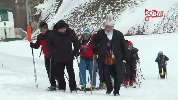 65 yaşındaki bastonlu dede soğuk havada Sarıkamış şehitleri için yürüdü