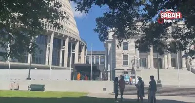 Yeni Zelanda parlamentosuna baltalı saldırı | Video