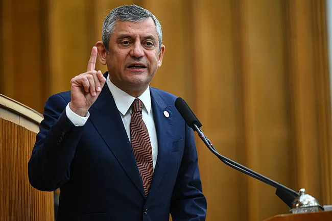 ozgur-ozeli-kursudeyken-elestirdiler-o-not-kameralara-takildi-orgut-islerine-girmemesi-lazim-1792525416025.jpg Özgür Özel’i kürsüdeyken eleştirdiler: O not kameralara takıldı! “Örgüt işlerine girmemesi lazım”