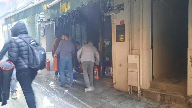 son-dakika-istiklal-caddesinde-restoranda-yangin-cikti-1739789135940.jpeg